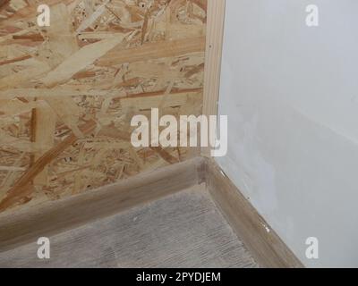 Riscaldamento e rivestimento con lastre di un balcone in una casa appartamento Foto Stock