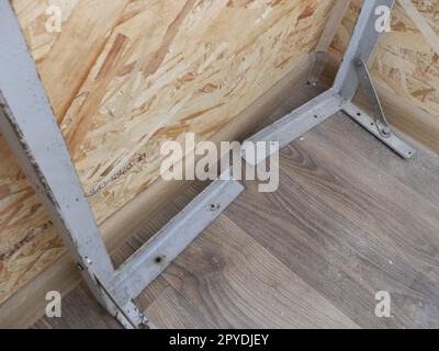 Riscaldamento e rivestimento con lastre di un balcone in una casa appartamento Foto Stock