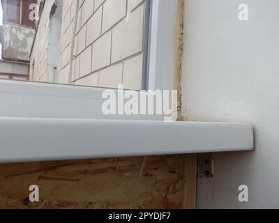 Riscaldamento e rivestimento con lastre di un balcone in una casa appartamento Foto Stock