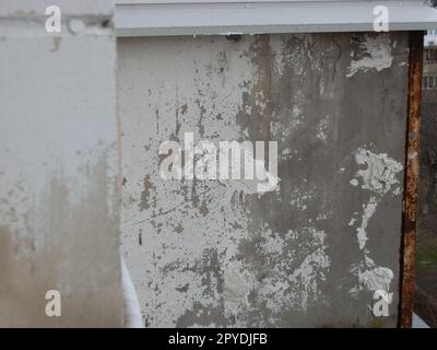 Vecchia lastra di ringhiere del balcone rotta che necessitava di essere riparata Foto Stock