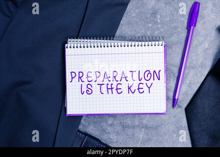 Scrittura visualizzazione del testo la preparazione è la chiave. Concetto di business azione di rendere qualcosa pronto per l'assistenza o l'uso Foto Stock