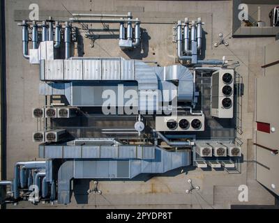 Impianto di aria condizionata sul tetto dell'edificio, impianto di aria condizionata e ventilazione avanzato, vista aerea sul tetto della casa, molti diversi condotti di ventilazione Foto Stock