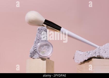 Colori cosmetici Compact e sciolto minerale viso polvere trucco e trucco pennello - naturale eco-friendly trucco prodotti concetto Foto Stock