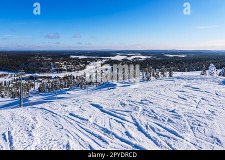 Paesaggio con neve in inverno a Ruka, Finlandia Foto Stock