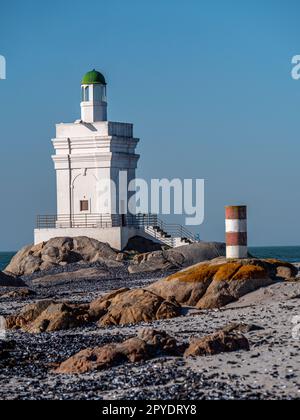 Il faro di Shelley Point su una spiaggia rocciosa in una giornata di sole in Sud Africa Foto Stock