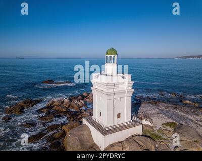 Il faro di Shelley Point su una spiaggia rocciosa in una giornata di sole in Sud Africa Foto Stock
