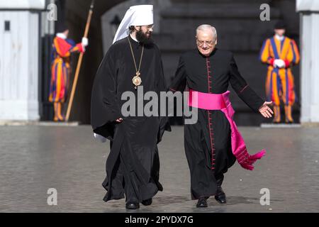 Città del Vaticano, Vaticano 3 maggio 2023. Il metropolita Antonij di Korsun, presidente del Dipartimento Relazioni esterne del Patriarcato di Mosca, a sinistra, arriva affiancato da Monsignor Leonardo Sapienza, Prefetto della Casa Pontificia, per assistere all'udienza generale settimanale di Papa Francesco a S. Piazza Pietro. Maria Grazia Picciarella/Alamy Live News Foto Stock