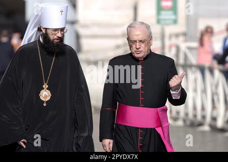 Città del Vaticano, Vaticano 3 maggio 2023. Il metropolita Antonij di Korsun, presidente del Dipartimento Relazioni esterne del Patriarcato di Mosca, a sinistra, arriva affiancato da Monsignor Leonardo Sapienza, Prefetto della Casa Pontificia, per assistere all'udienza generale settimanale di Papa Francesco a S. Piazza Pietro. Maria Grazia Picciarella/Alamy Live News Foto Stock