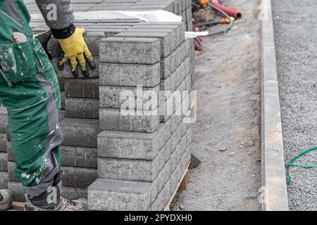 blocchi di cemento per la costruzione di marciapiedi e strade Foto Stock