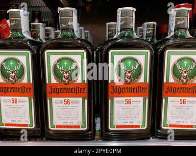 Bottiglie Jagermeister in un supermercato Foto Stock