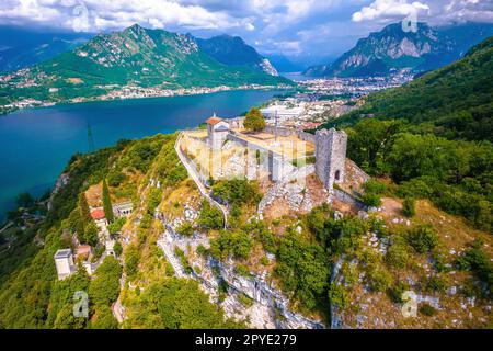 Il Castello degli Unnamed (Castello dellâ Innominato) sopra Vercurago, Lecco sul Lago di Como veduta aerea Foto Stock