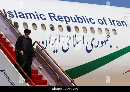 Damasco, Siria. 3rd maggio, 2023. Il presidente iraniano EBRAHIM RAISI lascia il suo aereo dopo essere atterrato all'aeroporto internazionale di Damasco. Raisi è arrivato oggi a Damasco per la prima visita di un presidente iraniano da quando è scoppiata la guerra civile in Siria, i media statali hanno riferito, mentre l'impegno regionale con i due alleati si espande. (Credit Image: © Iranian Presidency via ZUMA Press Wire) SOLO PER USO EDITORIALE! Non per USO commerciale! Foto Stock