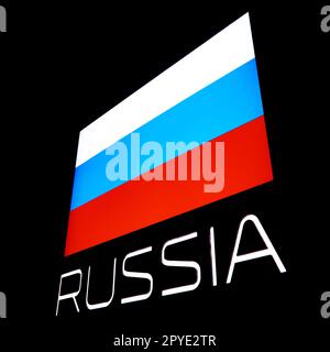 Bandiera della Russia e testo su nero isolato Foto Stock