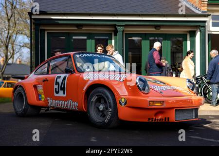 1974 Porsche 911 Turbo RSR 'Kremer-Jägermeister' in mostra allo Scramble di aprile tenutosi presso il Bicester Heritage Centre il 23rd aprile 2023. Foto Stock