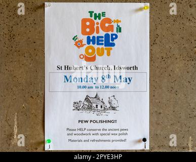 Idsworth, Hampshire, Inghilterra, Regno Unito. Poster sull'evento Big Help out lunedì 8th maggio su una bacheca della chiesa. Il Big Help out è una giornata nazionale di volontariato che si svolge il 8 maggio, il lunedì di festa della Banca di re Carlo III incoronazione fine settimana. L'avviso sta chiedendo ai volontari di aiutare con la lucidatura del pelo della chiesa. Foto Stock