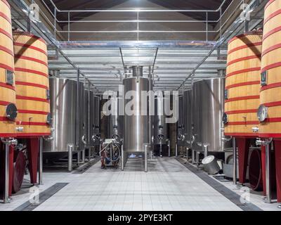 Vasche in alluminio per il trattamento del vino, all'interno della cantina Marques de Riscal nella Rioja alavesa. Foto Stock