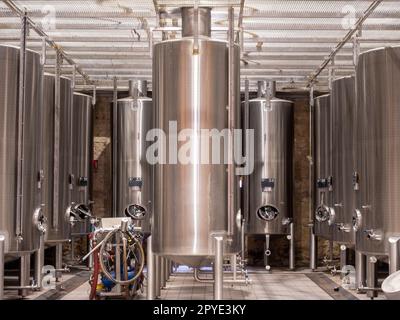 Vasche in alluminio per il trattamento del vino, all'interno della cantina Marques de Riscal nella Rioja alavesa. Foto Stock