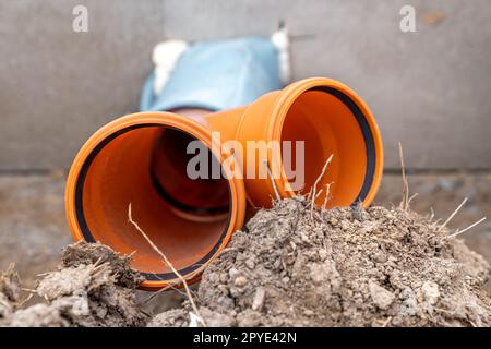 tubi dell'acqua in plastica nel terreno Foto Stock