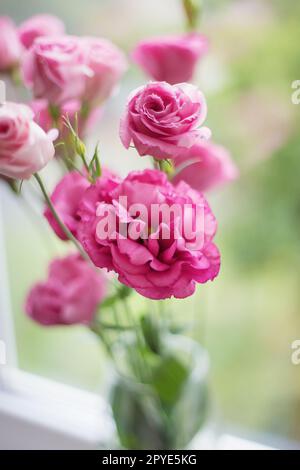 bel bouquet di fiori rosa brillante Foto Stock