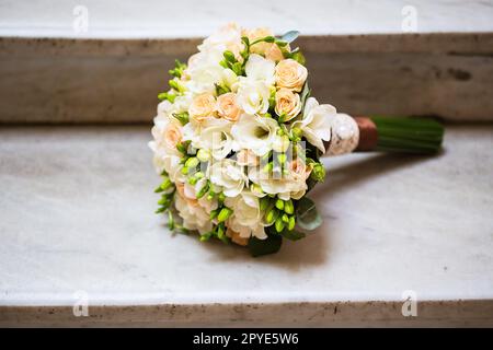 splendido bouquet nuziale su scala di marmo Foto Stock