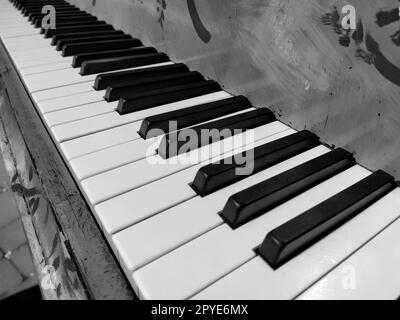 Un pianoforte o pianoforte è uno strumento musicale a percussione e tastiera. Un'ottava è un intervallo musicale in cui il rapporto delle frequenze tra i suoni è uno a due. Bianco e nero. Foto Stock