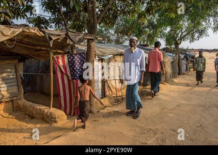 Bangladesh, Bazar di Cox. Scena di strada nel campo profughi musulmani birmani a Bazar, in Bangladesh. Marzo 24, 2017. Solo per uso editoriale. Foto Stock