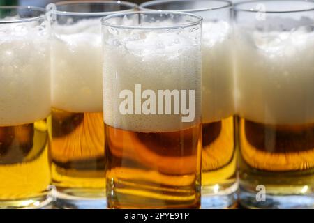 Bicchieri di birra fredda e gustosa Foto Stock