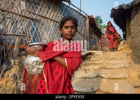 Bangladesh, Bazar di Cox. Un bambino incatenava acqua nel campo profughi di Kutupalong Rohingya. Marzo 23, 2017. Solo per uso editoriale. Foto Stock