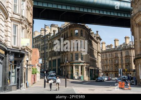 Una vista di Queen Street, sotto il Tyne Bridge, dal lato di Newcastle upon Tyne, Regno Unito. Foto Stock