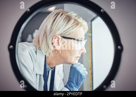 Apparecchiature per autoclave da scienziato, operaio o laboratorio nella ricerca medica, nel controllo della temperatura dei vaccini o nell'ingegneria del dna. Zoom, faccia pensante o donna matura o macchina centrifuga scientifica per la medicina Foto Stock