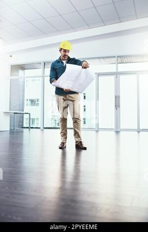 Tutto sta funzionando uniformemente su questo luogo. un project manager che tiene progetti. Foto Stock