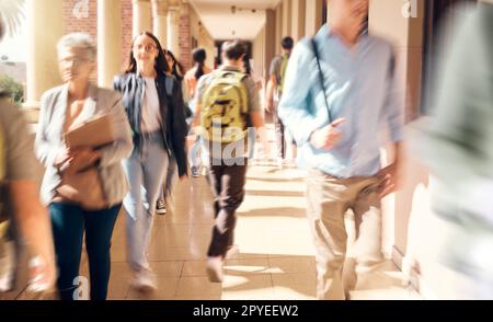 Università, campus e studenti impegnati che vanno in classe per imparare, studiare e studiare. College, folla e gruppo di persone, uomini e donne a scuola in corridoio o corridoio che viaggiano in classe. Foto Stock