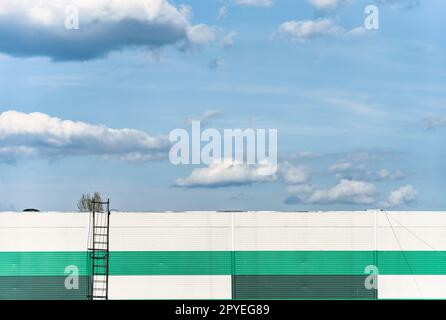 Immagine minimalista astratta con una scala che conduce ad un cielo drammatico. Foto Stock