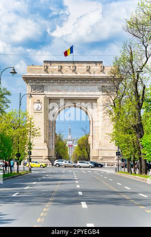 Bucarest, Romania - Aprile 2023: L'Arco di Trionfo (Arcul de Triumf) di Bucarest è modellato da vicino sull'Arco di Trionfo di Parigi. situato Foto Stock