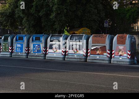 Fila di cestini di raccolta differenziata a Firenze nel centro storico. Giallo per la carta, blu per la plastica, grigio per i rifiuti secchi Foto Stock