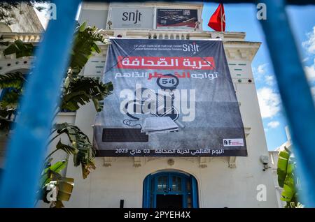 3 maggio 2023: Tunisi, Tunisia. 03 maggio 2023. I giornalisti tunisini protestano per la libertà di stampa al di fuori del Sindacato nazionale dei giornalisti tunisini (SNT) di Tunisi. I partecipanti hanno condannato l'obiettivo del governo della libertà di stampa e il clima di una crescente repressione contro i giornalisti che criticano le politiche dello Stato (Credit Image: © Hasan Mrad/IMAGESLIVE via ZUMA Press Wire) SOLO PER USO EDITORIALE! Non per USO commerciale! Foto Stock