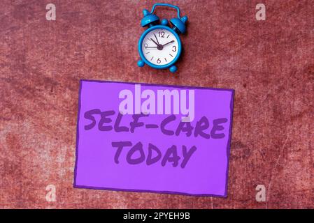 Didascalia concettuale cura di sé oggi. Parola per la pratica di agire per migliorare la propria salute Foto Stock
