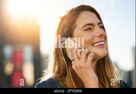 Resta sempre in chat. una giovane donna attraente che effettua una chiamata mentre si trova fuori. Foto Stock