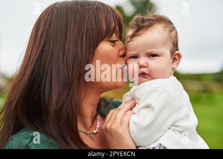 Nient'altro che il più puro dell'amore. una madre che si lega con la sua adorabile figlia bambino all'aperto. Foto Stock