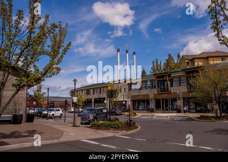 Negozi nel quartiere di Old Mill, un'area commerciale lungo il fiume Deschutes a Bend, Oregon, Stati Uniti. Foto Stock