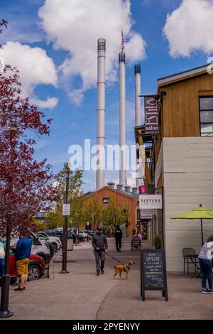 Negozi nel quartiere di Old Mill, un'area commerciale lungo il fiume Deschutes a Bend, Oregon, Stati Uniti. Foto Stock