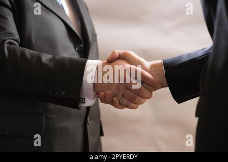 Stretta di mano d'affari di due uomini d'affari in tuta, negoziare e fare un accordo Foto Stock