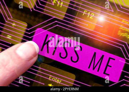 Cartello con la scritta Kiss Me. Vetrina di affari informalmente richiesta di toccare le mie labbra con le vostre labbra o premere contro Foto Stock