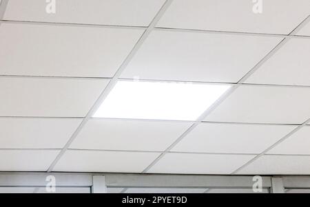 Soffitto bianco da ufficio dal design moderno con illuminazione a LED Foto Stock