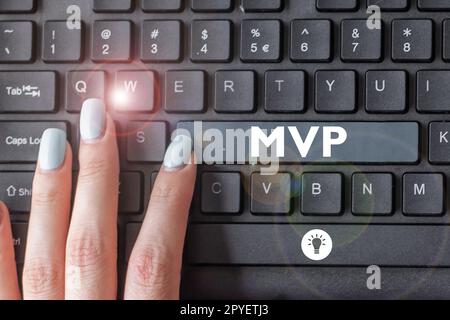 Segno di testo che mostra MVP. Foto concettuale strategia d'investimento per l'acquisto di azioni con altri investitori Foto Stock