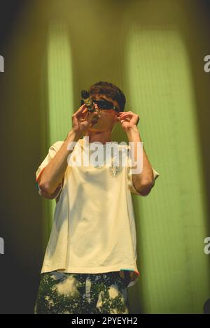 21 aprile 2023, Napoli, Italia: Il cantante italiano LDA, pseudonimo di Luca D'Alessio, si esibisce dal vivo a PalaPartenope con il suo nuovo tour 2023. (Credit Image: © Paola Visone/Pacific Press via ZUMA Press Wire) SOLO PER USO EDITORIALE! Non per USO commerciale! Foto Stock