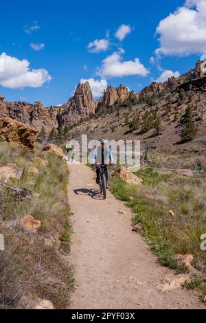 Mountain bike su un sentiero nel Smith Rock state Park with, un parco statale situato nell'Alto deserto dell'Oregon centrale vicino alle comunità di Redmon Foto Stock