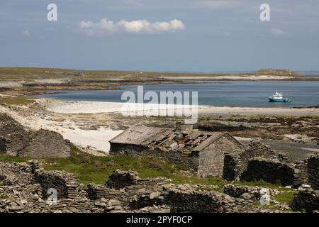 Villaggio di pescatori abbandonato sull'isola di Inishkea South sulla Wild Atlantic Way in Mayo Irlanda Foto Stock