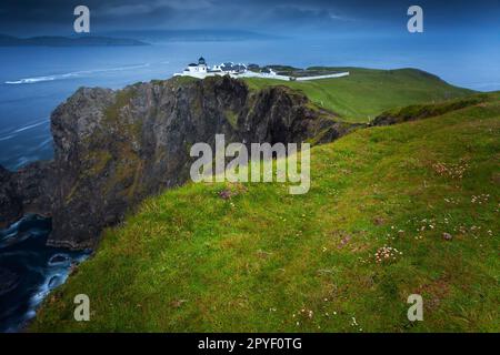 Faro sull'isola di Clare nella baia di Clew sulla Wild Atlantic Way nella contea di Mayo in Irlanda Foto Stock