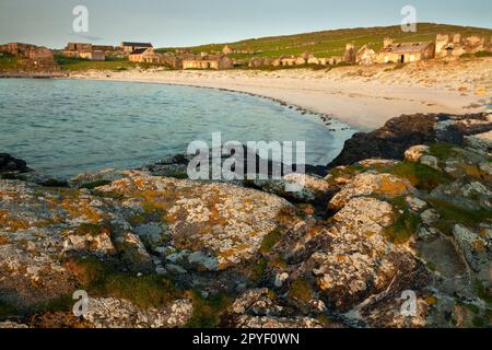 Villaggio di pescatori abbandonato sull'isola di Inishkea South sulla Wild Atlantic Way in Mayo Irlanda Foto Stock